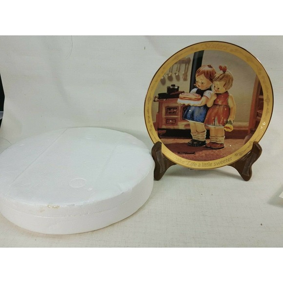M.J. Hummel Make Life A Little Sweeter Sisters Plate Danbury Mint CDB32 - Picture 3 of 7